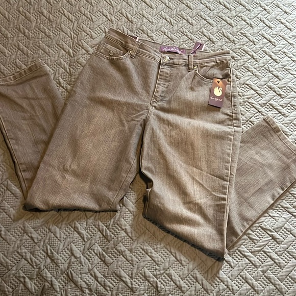 Gloria Vanderbilt Denim - NWT Gloria Vanderbilt : Gray Wash Amanda - 10 Short